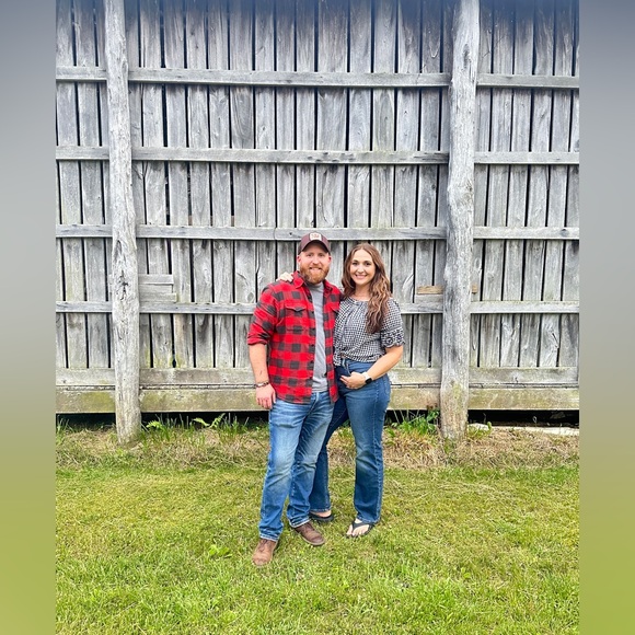 🌷Meet your posher Emilee - Picture 7 of 14